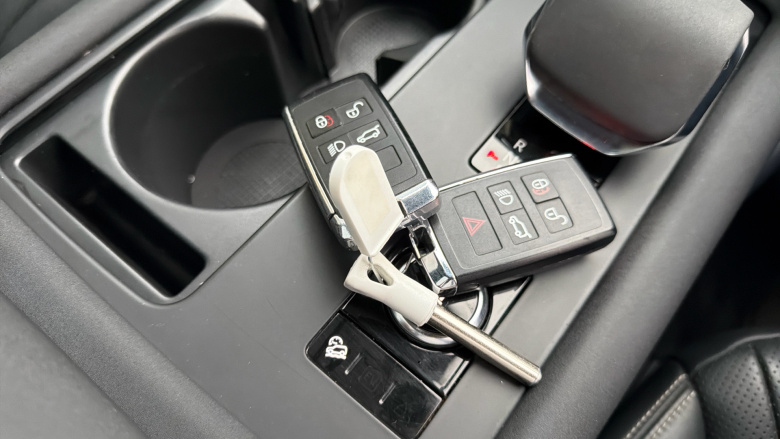 Land Rover Discovery 3.0 D300 R-Dynamic HSE 5dr Auto Diesel Station Wagon